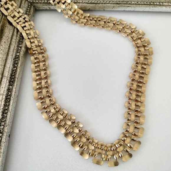 Gold tone Statement Fashion Necklace Retro Style Vintage - Picture 3 of 7